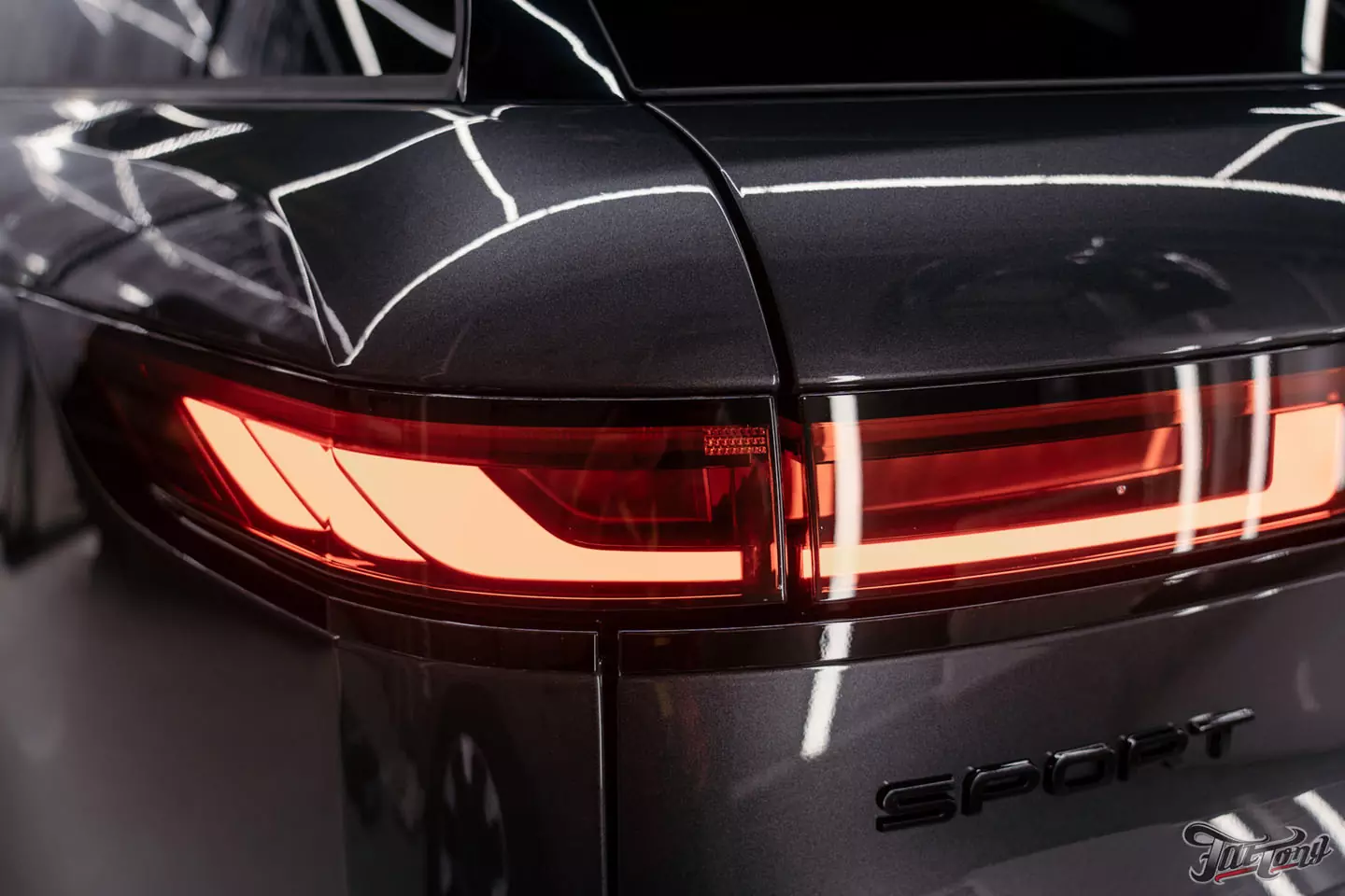 Оклеили Range Rover Sport в глянцевый полиуретан. Чистка салона и покрытие керамикой